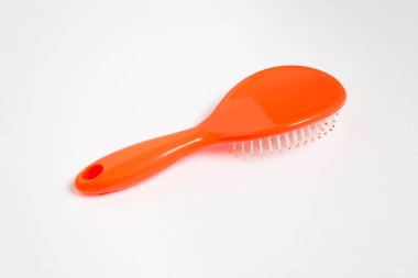 Saç fırçası beyaz arka planda izole edilmiş. Yüksek çözünürlüklü fotoğraf. Üst görünüm.