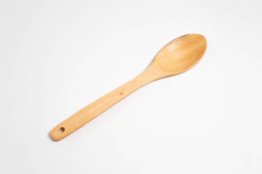 Tahta kaşık beyaz arka planda izole edilmiş. Doğal mutfak manzarası. Yüksek çözünürlüklü fotoğraf. Bakış açısı..