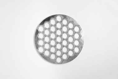 Beyaz arka planda izole edilmiş ravioli için metal yuvarlak form. Rus köftesi yapmak için özel bir yöntem. Yüksek çözünürlüklü fotoğraf..