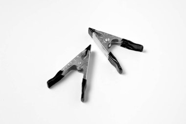 Beyaz arka planda paslanmaz çelik askılar. Metal çamaşır mandalı. Yüksek çözünürlüklü fotoğraf..