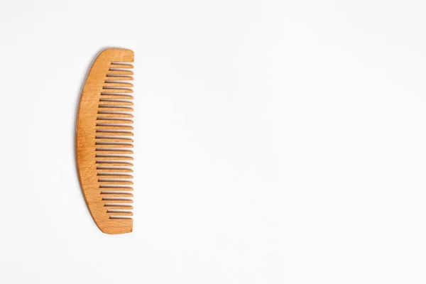 髪の毛のための木製の櫛白い背景に隔離された髪ブラシ — ストック写真