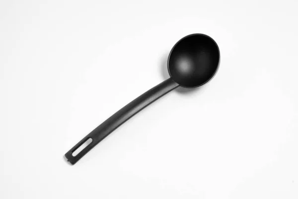 黑色塑料汤勺在白色背景上隔离 大的黑色勺子 高分辨率照片 — 图库照片