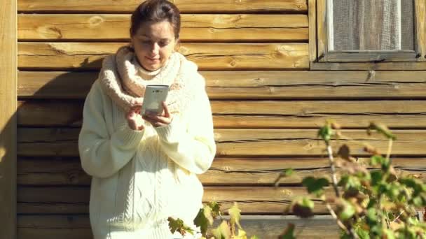 Привлекательная молодая женщина с помощью смартфона — стоковое видео