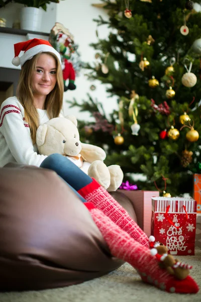 Çekici kız oyuncak ayı içinde Noel arifesi hugs.