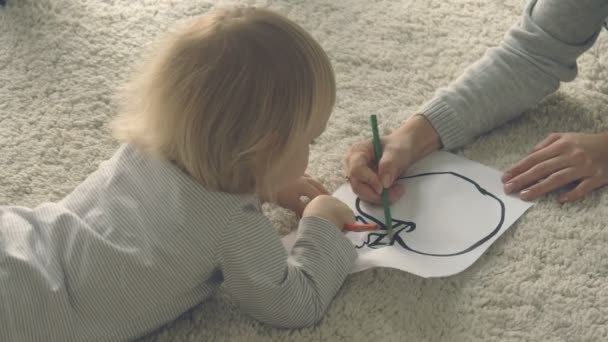 Niña con madre pinta cuadro con lápices — Vídeo de stock
