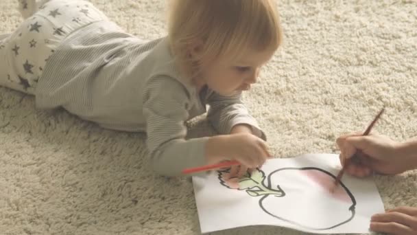 Κοριτσάκι ζωγραφίζει την εικόνα με μολύβια — Αρχείο Βίντεο