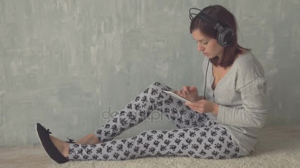 Beautiful young woman listen music in earphones — Stock Video