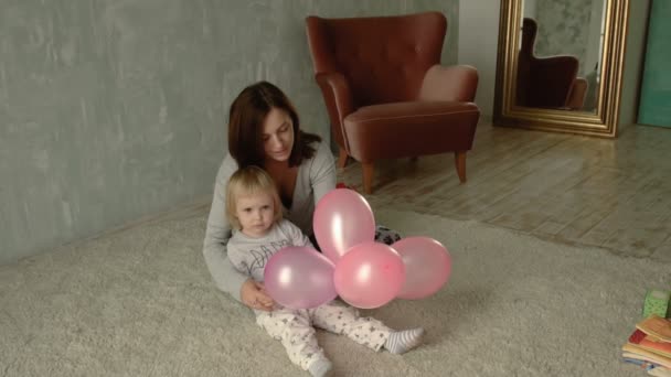 Mor och hennes lilla dotter spelar med ballonger — Stockvideo
