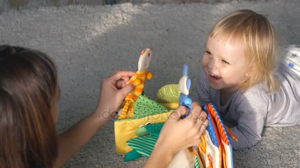 Mutter spielt Puppenspiel mit ihrem kleinen Mädchen — Stockvideo