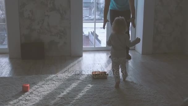 Père heureux joue avec la petite fille — Video