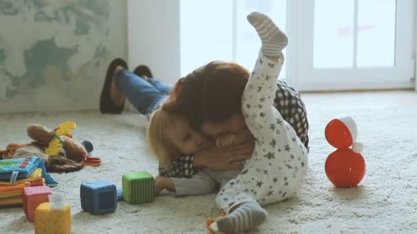 Anya lánya játszik a padlón — Stock videók