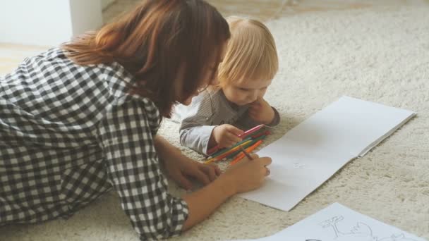 Baby girl with mother draws a kitten with pencils — Stock Video