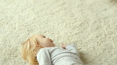 Anne ile kızı yerde çalış.