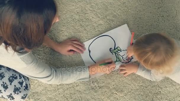Mutter mit kleiner Tochter zeichnet mit Bleistift in Album — Stockvideo