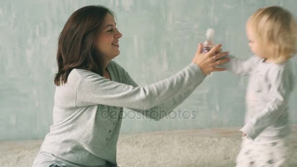 Petite fille mignonne boit de l'eau de bouteille — Video