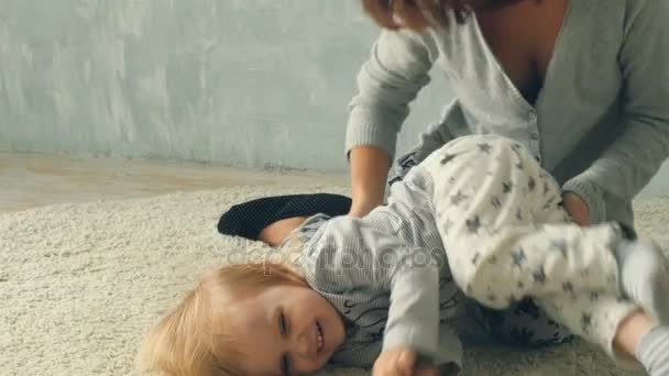 Divertido jugando madre y pequeño bebé — Vídeo de stock