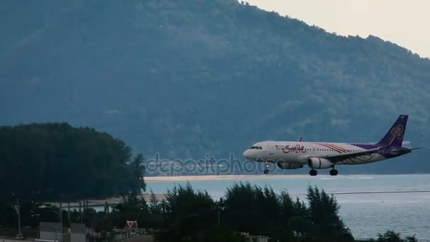 Avião pouso no Aeroporto Internacional de Phuket — Vídeo de Stock