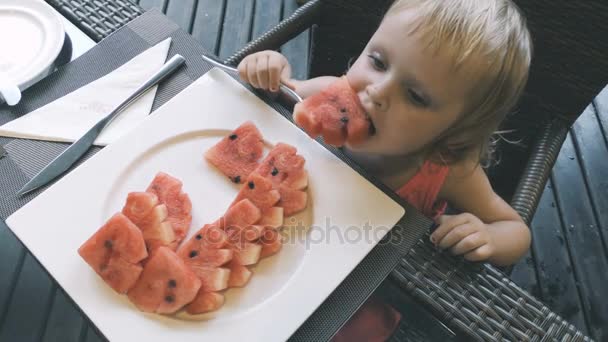 La bambina mangia anguria affettata — Video Stock