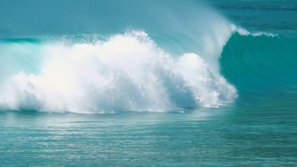 Niesamowite oceanu fale rozpryskiwania — Wideo stockowe