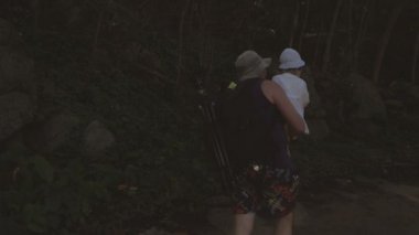 Küçük kız çalılık yürüyüş ile üst düzey turizm