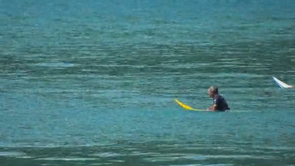 Surfer warten auf große Wellen — Stockvideo