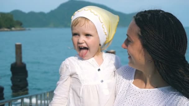 Jolie mère avec mignon petit bébé montrant la langue — Video