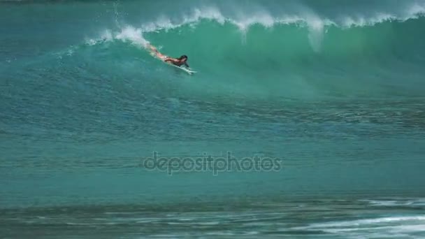Surferin reitet auf Meereswellen — Stockvideo