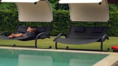 RECLINER sandalyede oturan genç kız rahatlatıcı