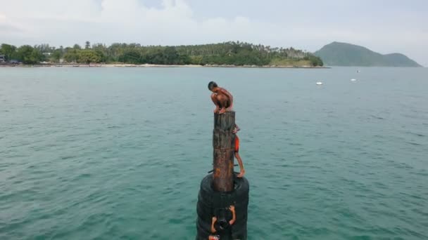 Aziatische kinderen klimt op een hoge-bord — Stockvideo