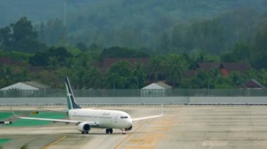 Uçak taksi üzerinde döner