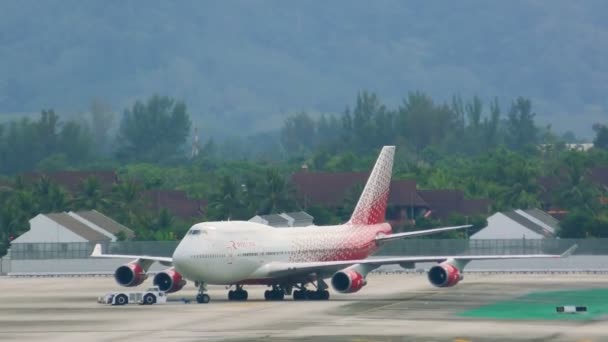 Holowania maszyny Boeing 747 przejść drogi kołowania — Wideo stockowe