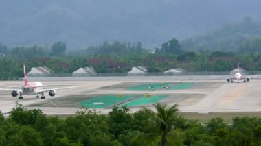 İki sürücülerde güzergâhına havaalanında uçak