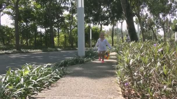 बेबी लड़की ने अपनी टोपी खो दी — स्टॉक वीडियो