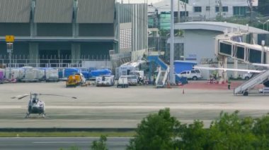 Havaalanlarında uçak sürücülerde. Başka bir uçak iniş.