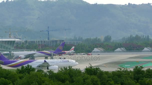 Boeing 767 Thai Airlines включает рулёжную дорожку в аэропорту — стоковое видео