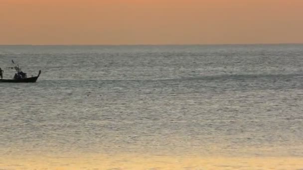 Barco com pescadores ao pôr-do-sol — Vídeo de Stock