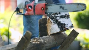 Testere ile çalışma yakın çekim