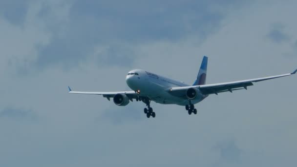 Acercándose al avión de Eurowings sobre el mar — Vídeo de stock