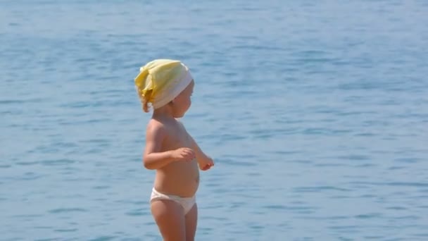 Petite fille posant contre l'océan — Video