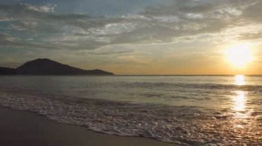 Deniz kıyısı güzel günbatımı