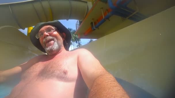 Homme âgé équitation dans aquapark tube — Video