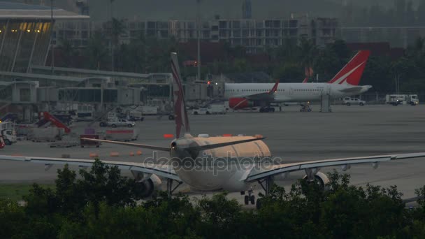 卡塔尔航空飞机在机场上开车在清晨 — 图库视频影像