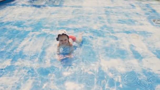 Niña arrastrándose en la piscina — Vídeos de Stock