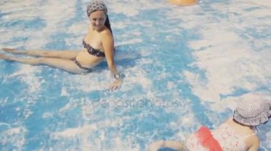 Anne ile kızı havuzda dinleniyor