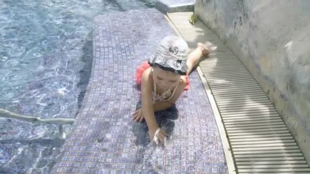 Маленькая девочка покрывает водный поток — стоковое видео