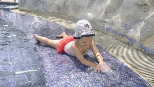 Niña jugando con el chorro de agua — Vídeo de stock