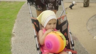 Sevimli küçük kız bebek arabası içinde oturan