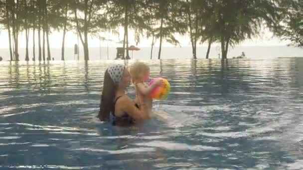 母亲和女儿在游泳池玩 — 图库视频影像