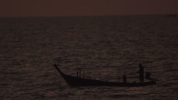 Gün batımında yüzen balıkçı teknesi — Stok video