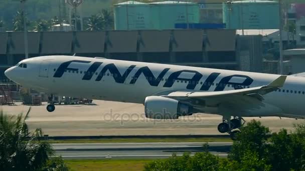 Finnair Airbus A330-300 aterrizaje en el Aeropuerto Internacional de Phuket — Vídeo de stock